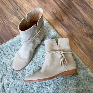 frye tina whipstitch tassel ankle boot. suede and leather 6.5 pull on grey beige